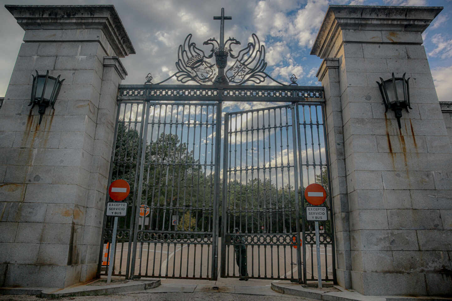 Con honores, bandera en el féretro y a hombros: así quieren los Franco que se exhume a su abuelo