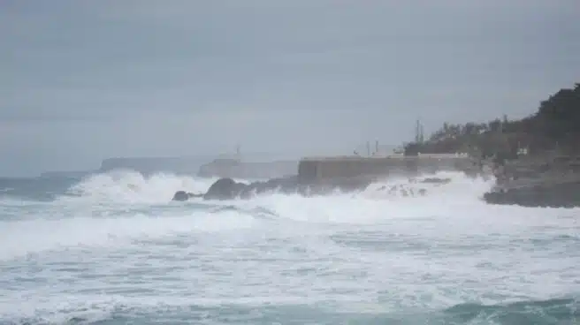 El fuerte viento y el oleaje afectarán hoy al sur, desde Cádiz a Alicante, y a Ceuta y Melilla