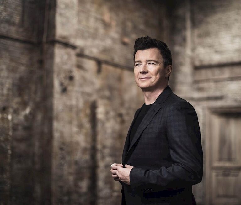 El nuevo disco de Rick Astley repasa una carrera de tres décadas