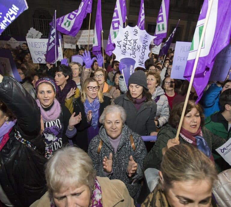 El PP arremete contra Vox por "negar y diluir" la violencia de género
