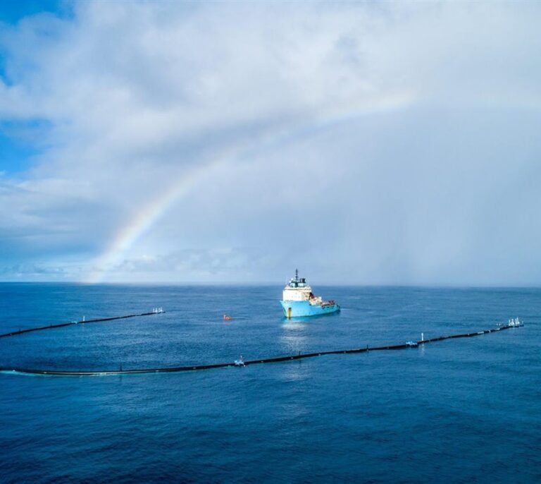 Un prototipo comienza sus labores de limpieza en la 'isla de plástico' del Pacífico