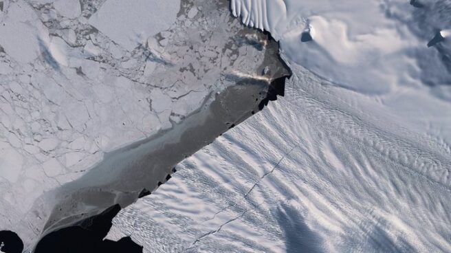 Grieta en una arteria de hielo de la Antártida