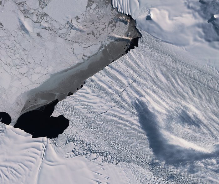 Grieta en una arteria de hielo de la Antártida