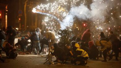 Noche salvaje en Barcelona: agresiones, saqueos y cohetes contra los Mossos