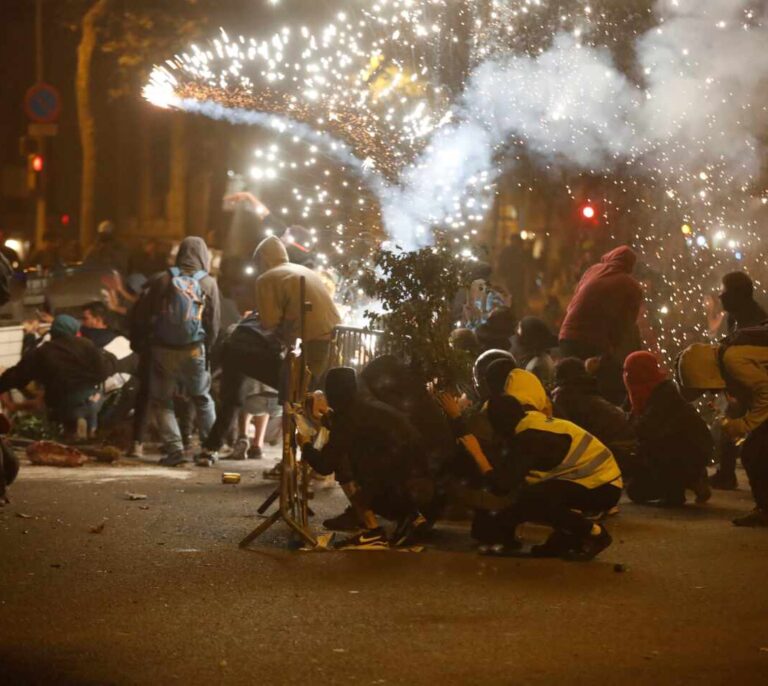 Noche salvaje en Barcelona: agresiones, saqueos y cohetes contra los Mossos