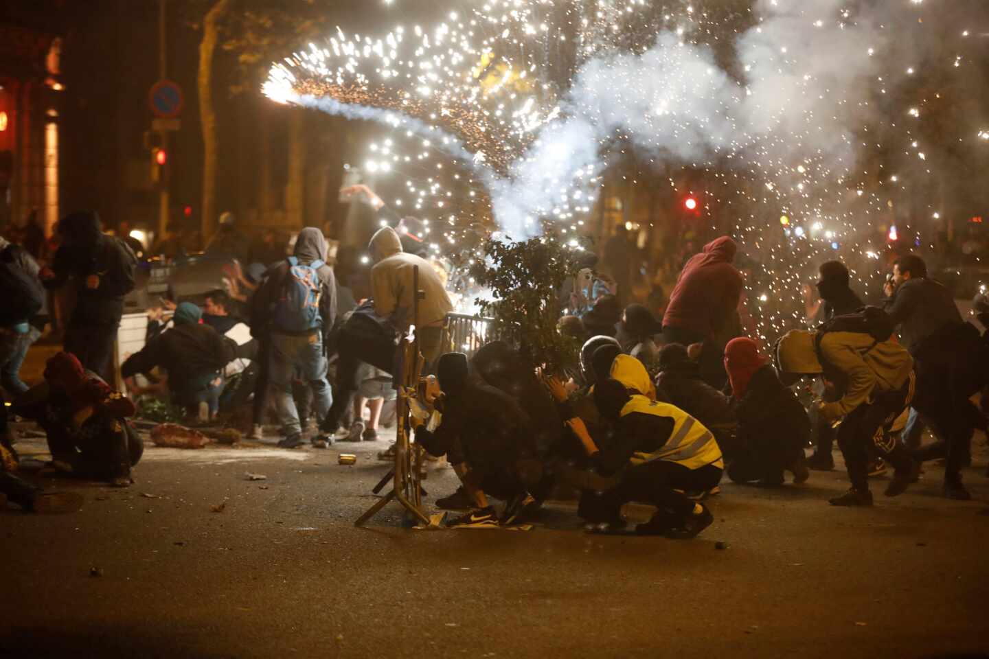 Noche salvaje en Barcelona: agresiones, saqueos y cohetes contra los Mossos