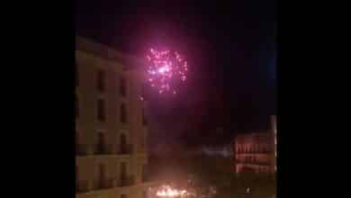 Radicales independentistas atacan un helicóptero de los Mossos con fuegos artificiales