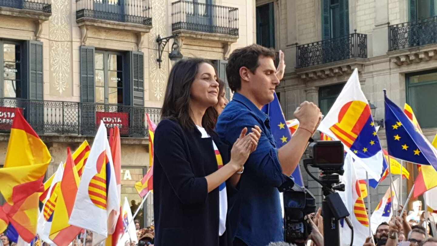 Rivera, en la concentración en Barcelona: "Ayer veía entre lágrimas los ataques a la Policía"