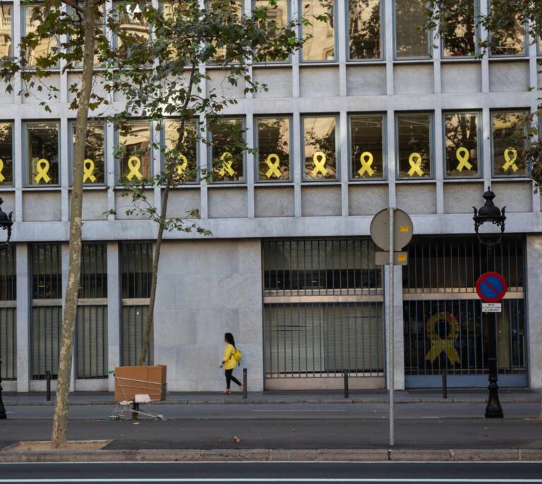 Torra retira los lazos amarillos antes de que expire el ultimátum de la Junta Electoral