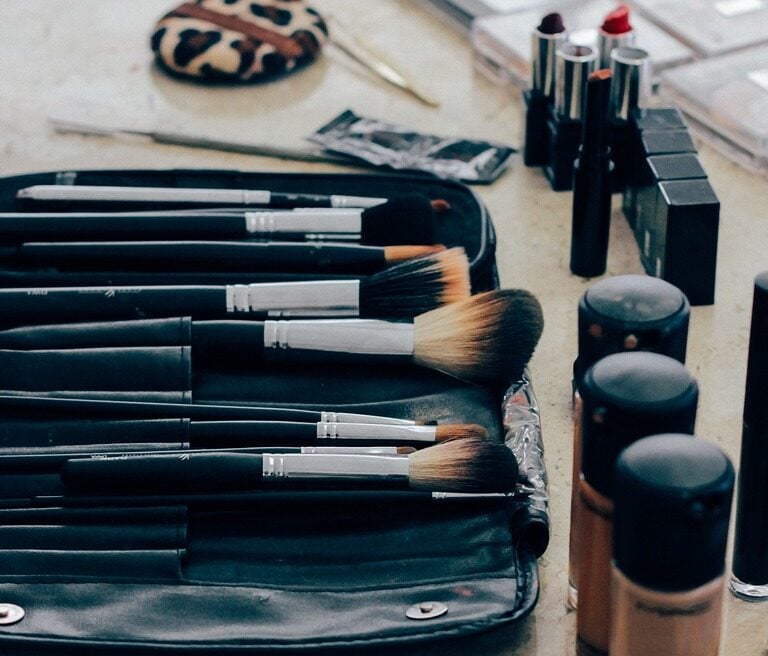 Facua pide retirar los productos de maquillaje de Krash porque "blanquean la prostitución"