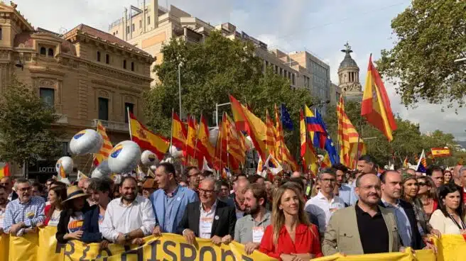 Bronca entre PP y Cs por los símbolos partidistas en la manifestación del 12-O en Barcelona