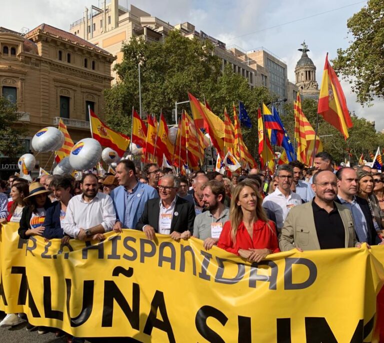 Bronca entre PP y Cs por los símbolos partidistas en la manifestación del 12-O en Barcelona