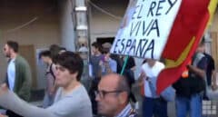 Paseando entre independentistas con la bandera de España
