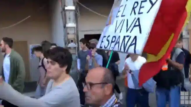 Paseando entre independentistas con la bandera de España