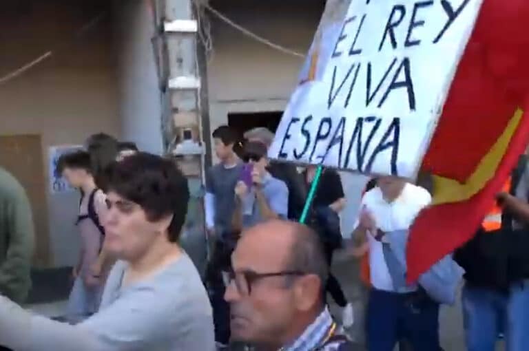 Paseando entre independentistas con la bandera de España