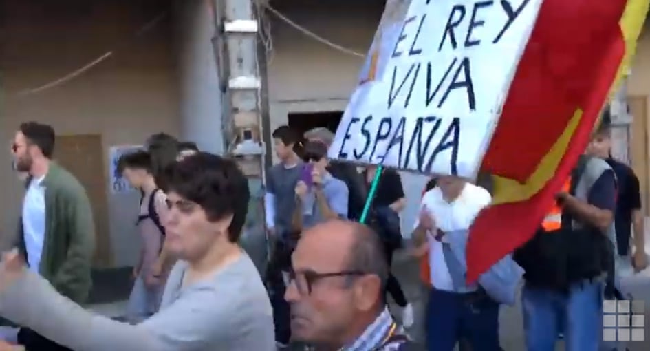 Paseando entre independentistas con la bandera de España