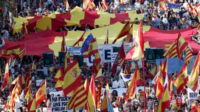 Flores y banderas para la Policía Nacional en Via Laietana: "Esta es nuestra policía"
