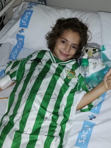 María, con la camiseta del Betis