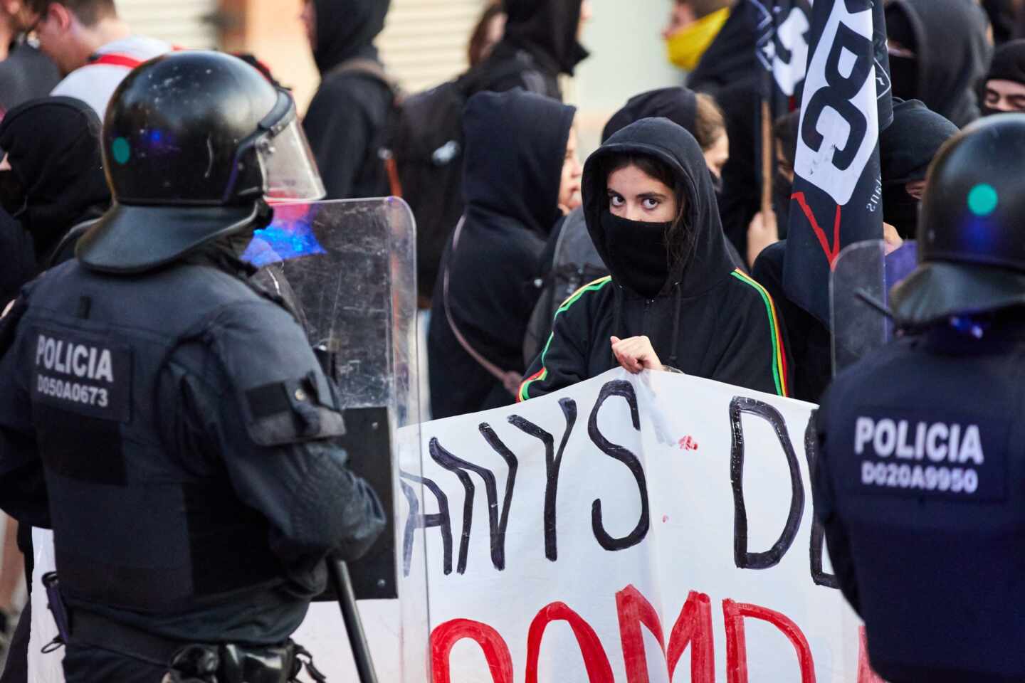 Cordón de los Mossos d'Esquadra este martes ante el cuartel de la Guardia Civil por la protesta de independentistas.