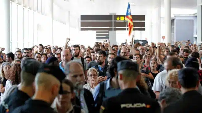 Los Mossos advierten a los manifestantes: asaltar el aeropuerto es un "delito grave"
