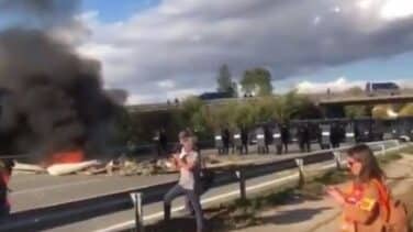 Mossos y Policía consiguen desbloquear la AP-7 tras cortarla los CDR durante horas