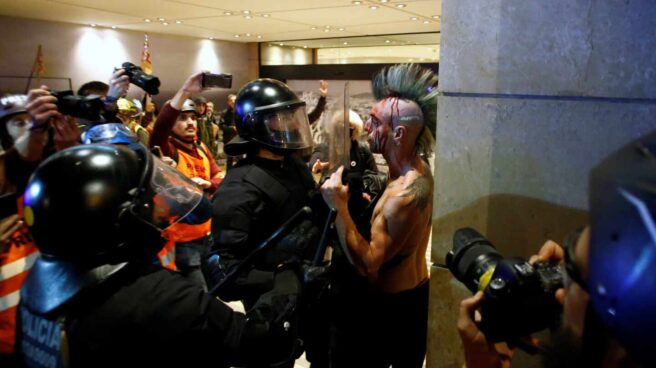 Mossos d'Esquadra y manifestantes, durante los disturbios del sábado en Barcelona.