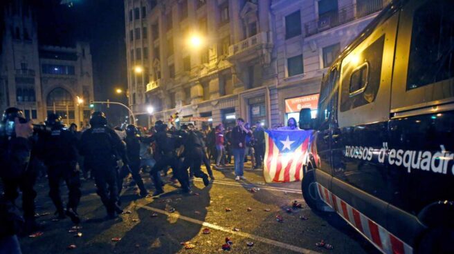 Mossos d'Esquadra disperan a manifestantes en la Via Laietana de Barcelona.
