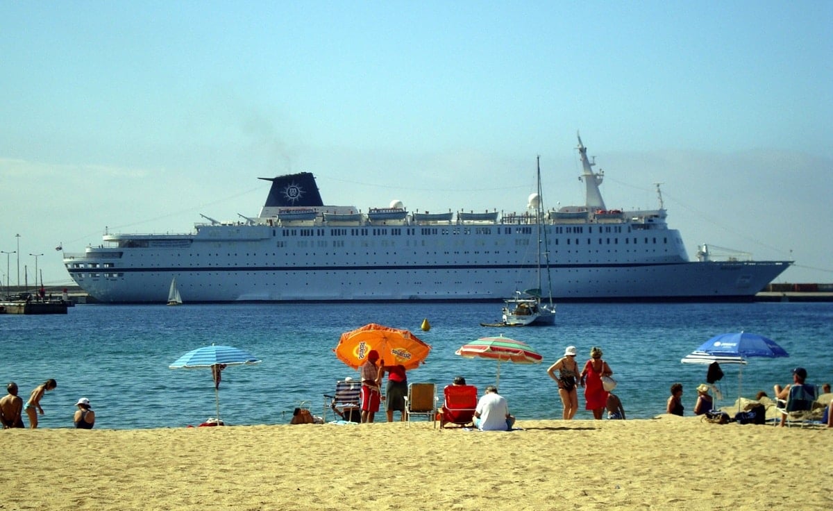 Viajeros del IMSERSO en una playa de Palamós.