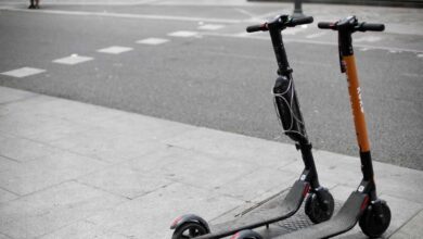 Almeida retirará las licencias a todos los patinetes eléctricos aparcados en la acera