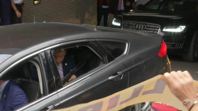 Un agente del servicio personal de Pedro Sánchez, armado durante su visita a Barcelona.
