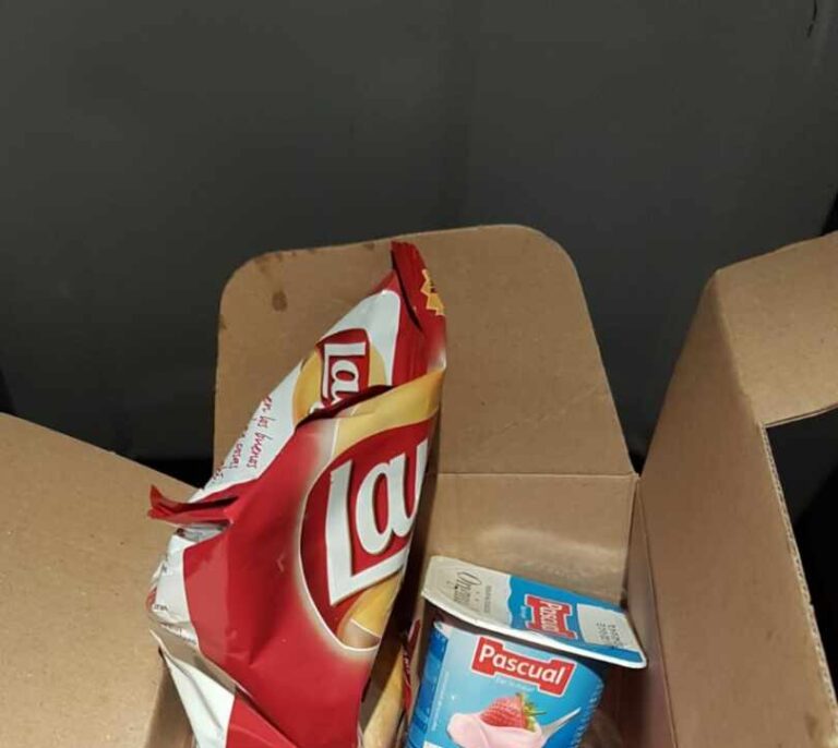 Sándwich, yogur y patatas fritas: el picnic de los policías que evitan el 'asedio' en El Prat