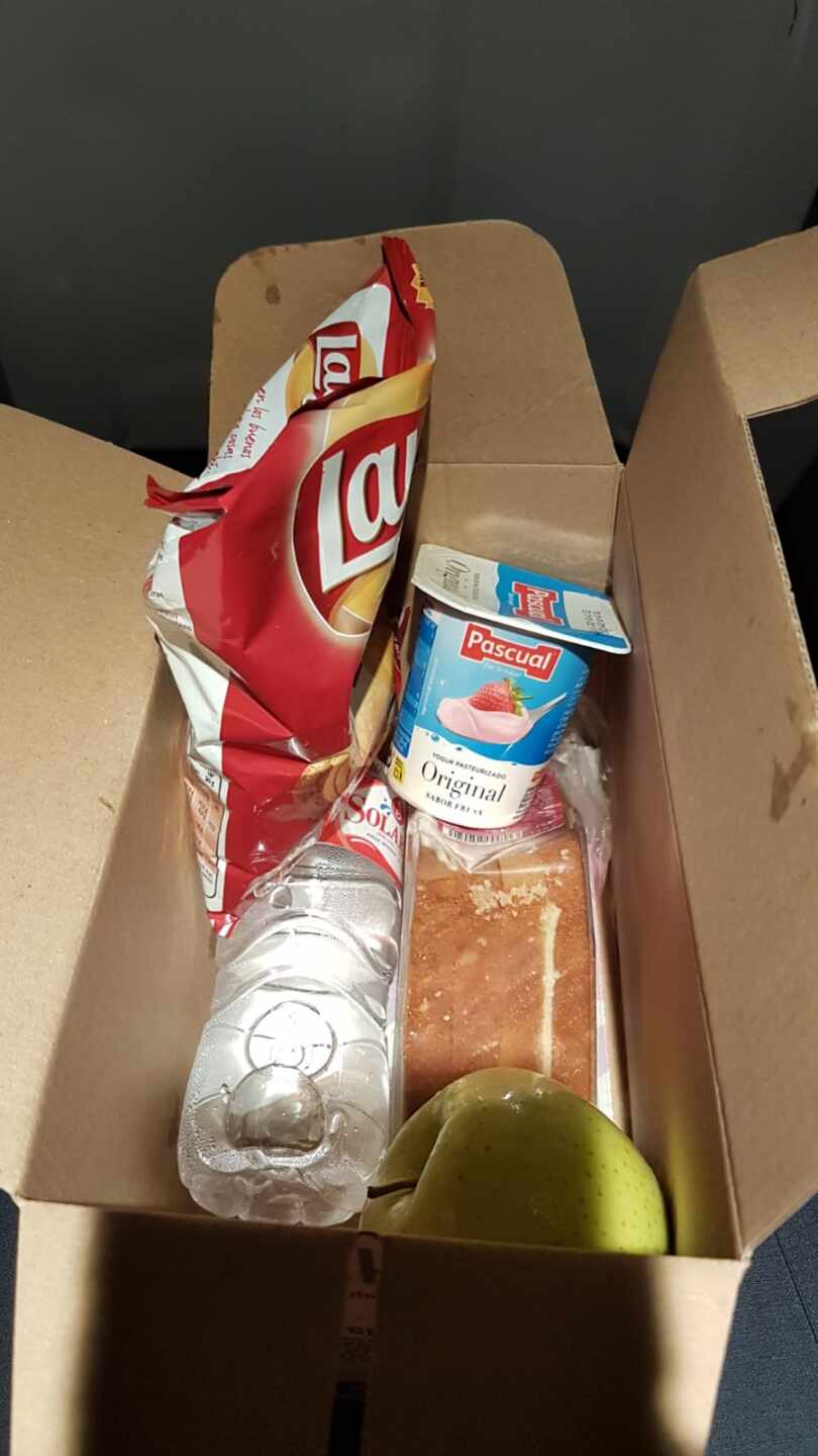 Sándwich, yogur y patatas fritas: el picnic de los policías que evitan el 'asedio' en El Prat