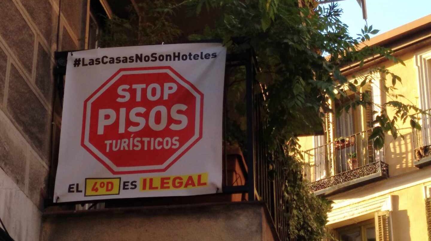 Cartel contra los pisos turísticos en Madrid.