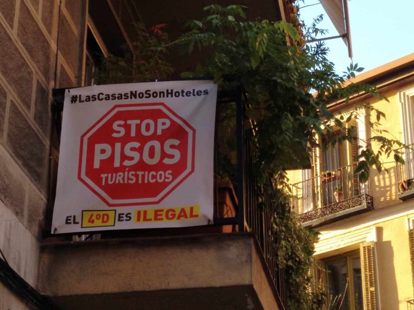 Cartel contra los pisos turísticos en Madrid.