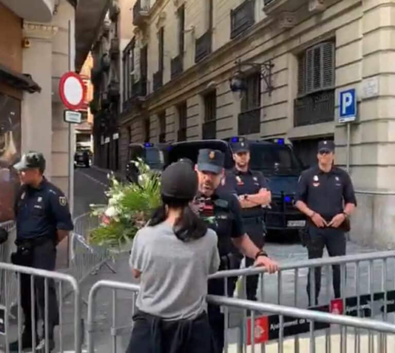 Decenas de personas acuden a la Jefatura de Policía en Barcelona a aplaudir a los agentes