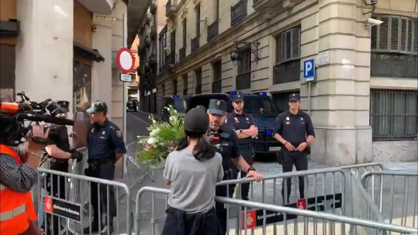 Decenas de personas acuden a la Jefatura de Policía en Barcelona a aplaudir a los agentes