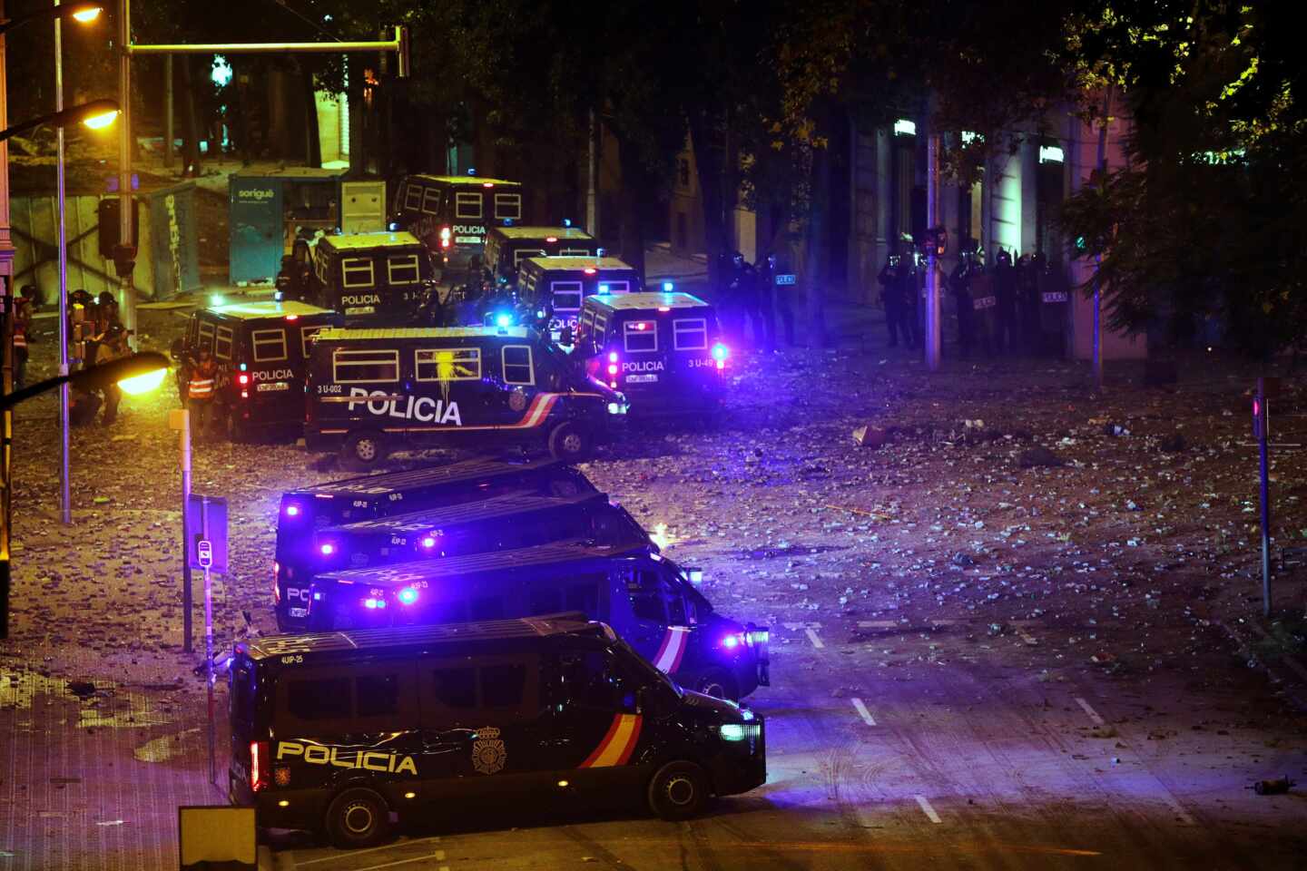 Dentro de un furgón policial en Barcelona: "Nos quedaremos sin material y la noche va a ser muy larga"