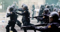 Policías nacionales, durante los disturbios registrados en Barcelona tras conocerse la sentencia del 'procés'.