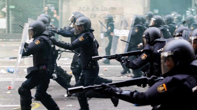 Policías nacionales, durante los disturbios registrados en Barcelona tras conocerse la sentencia del 'procés'.