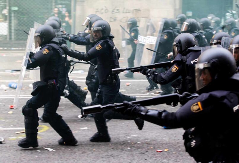 Policías nacionales, durante los disturbios registrados en Barcelona tras conocerse la sentencia del 'procés'.