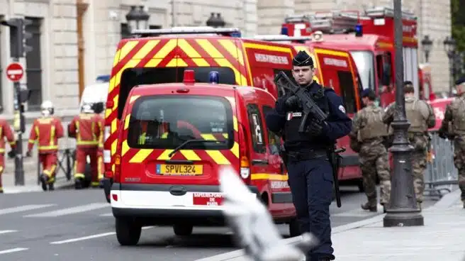 Cuatro muertos, tres de ellos policías, en un ataque con cuchillo en París