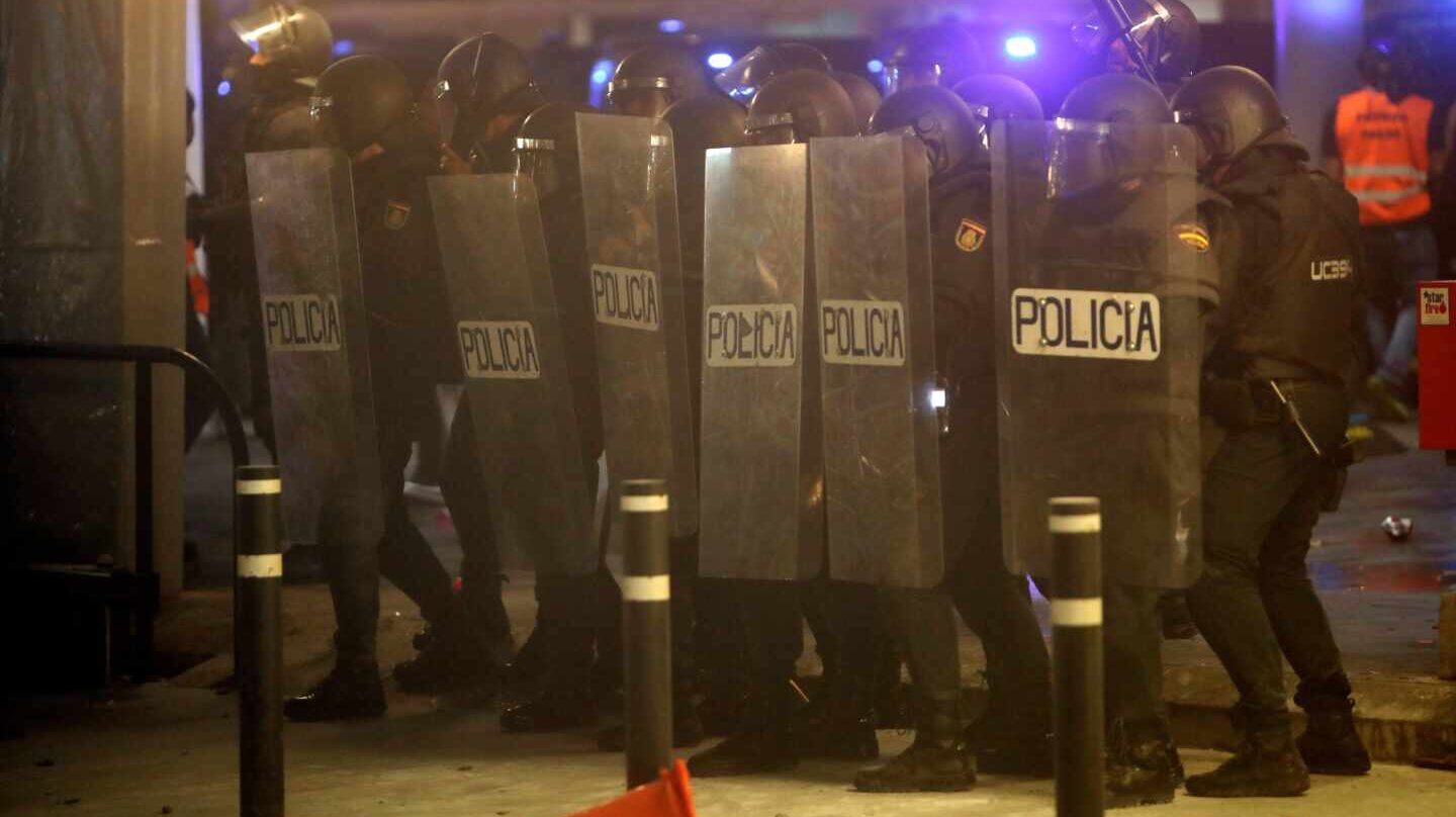 Policías antidisturbios, durante los disturbios registrados en Barcelona tras la sentencia del 'procés'.