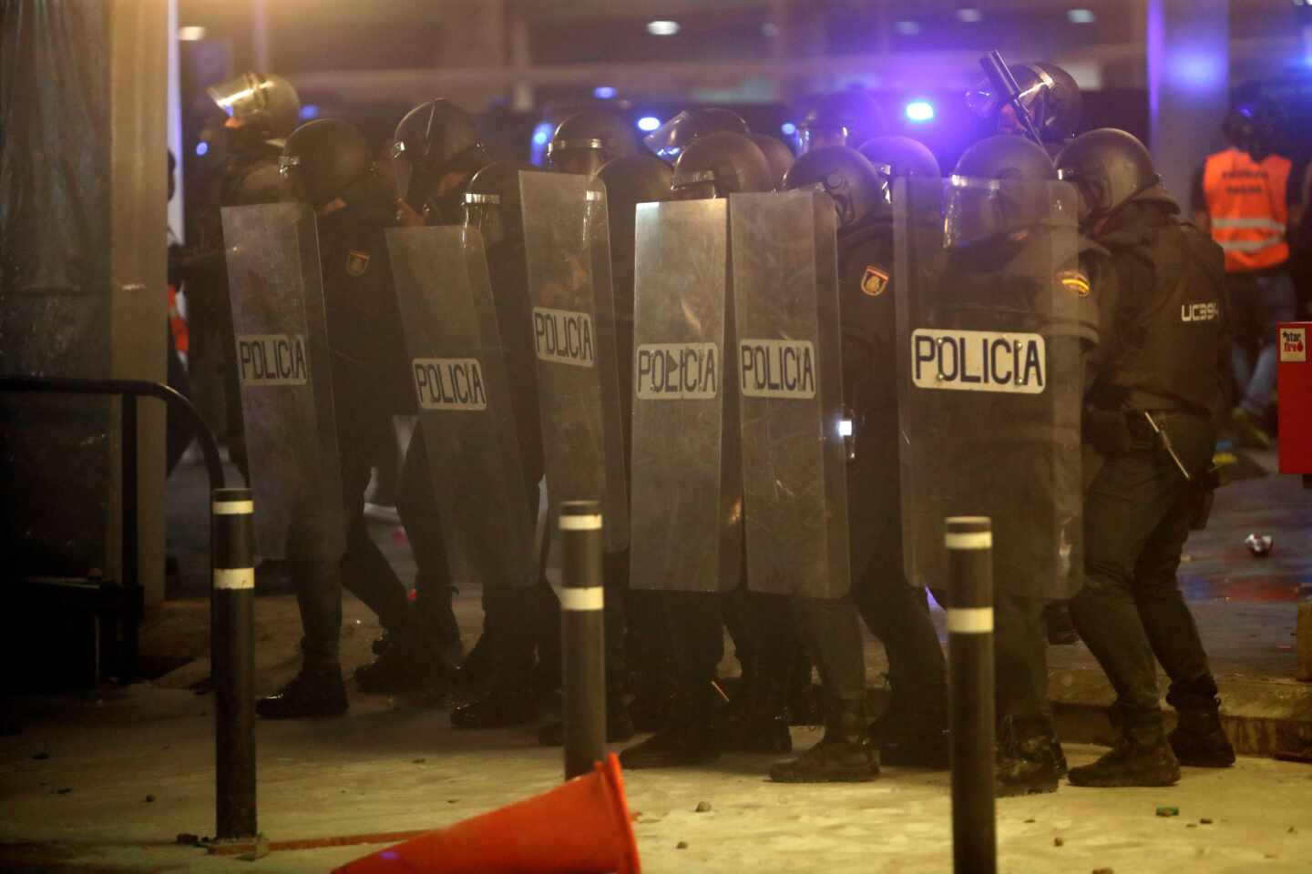 Policías antidisturbios, durante los disturbios registrados en Barcelona tras la sentencia del 'procés'.