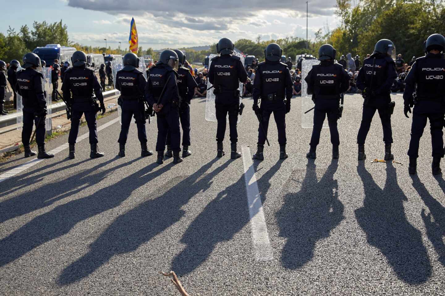 Policías nacionales, desalojando a los manifestantes que cortaban el tráfico en la AP-7 en Girona.