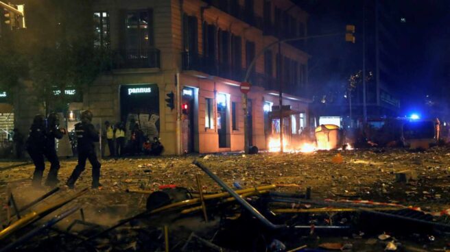 Un grupo de policías antidisturbios durante los altercados registrados el pasado 18 de octubre en Barcelona.