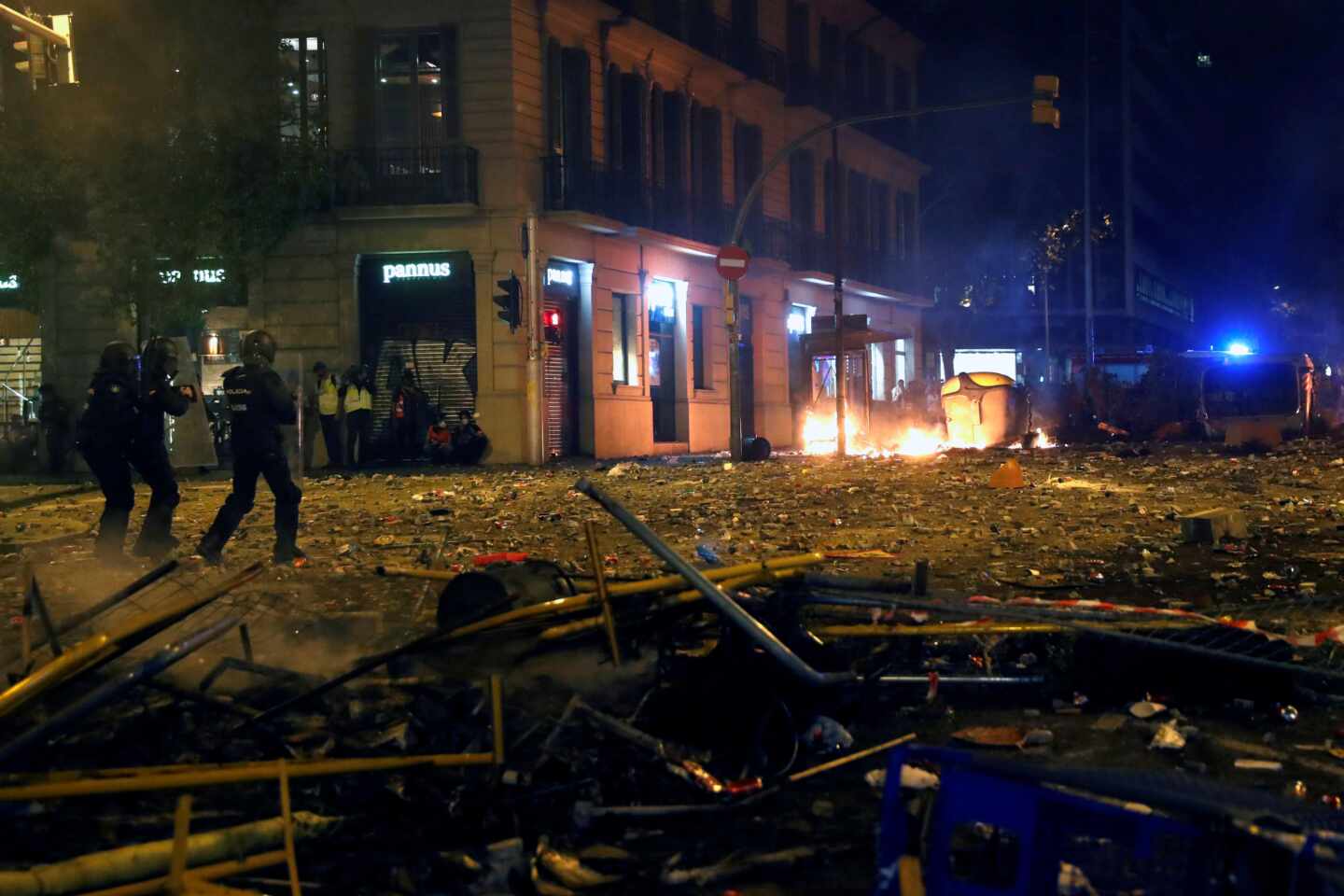 Un grupo de policías antidisturbios durante los altercados registrados el pasado 18 de octubre en Barcelona.