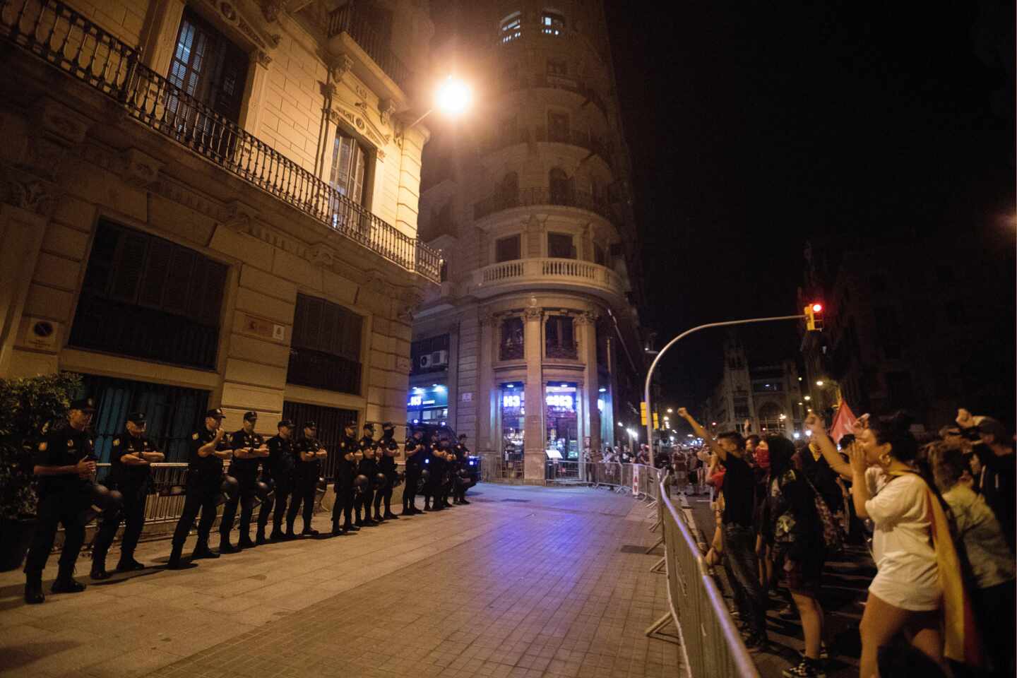 Manifestantes ante la Jefatura Superior de Policía de Cataluña, en Barcelona, tras la concentración secundada este martes con motivo del segundo aniversario del 1-O.