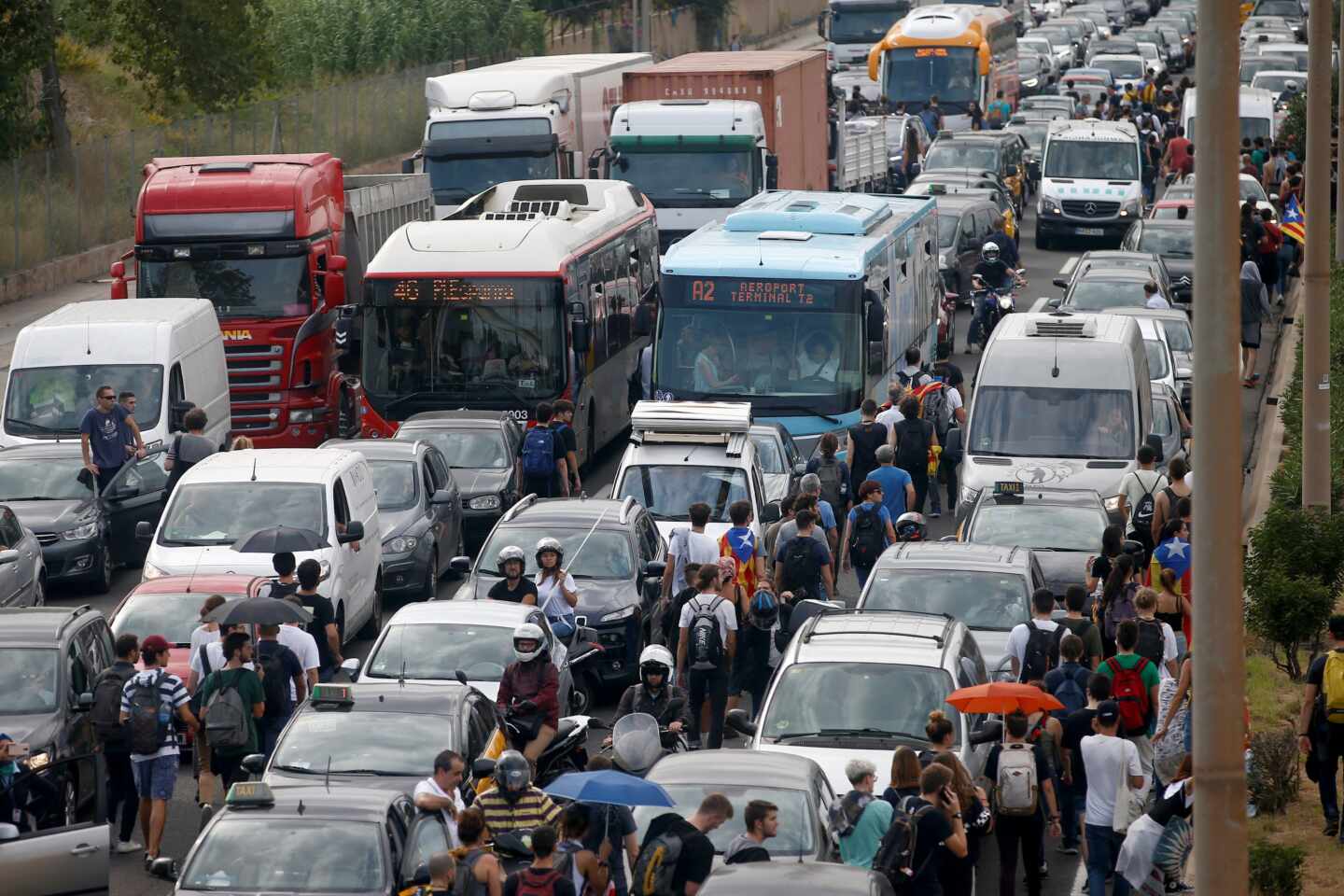 Los camioneros planean exigir a Gobierno y Generalitat indemnizaciones por los cortes de carreteras