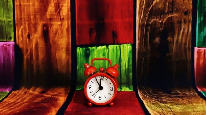 Cambio de hora: cómo sería vivir en horario de verano todo el año en Europa Imagen reloj despertador rojo