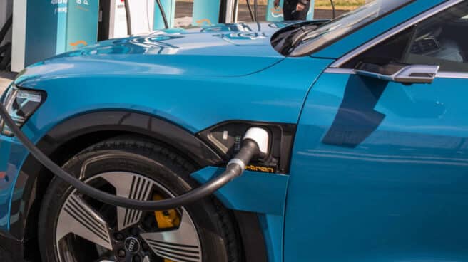 Un vehículo eléctrico utilizando la recarga ultrarrápida de Repsol.
